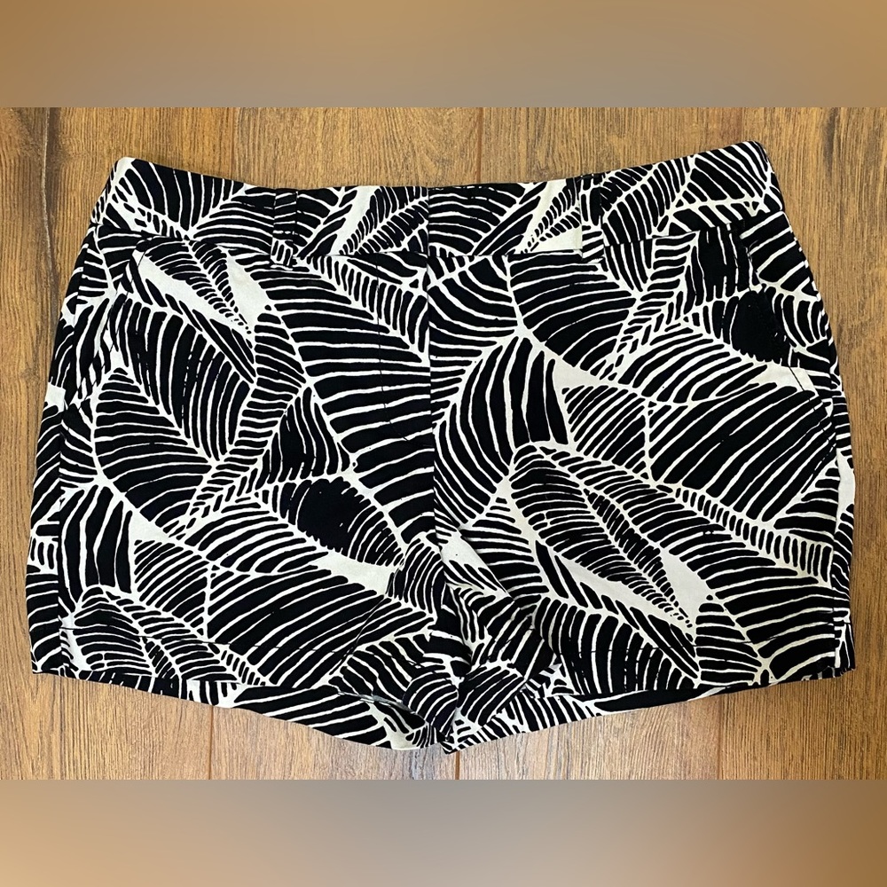 Ann Taylor Loft. Black/ White Leaf Shorts. Size: 6.